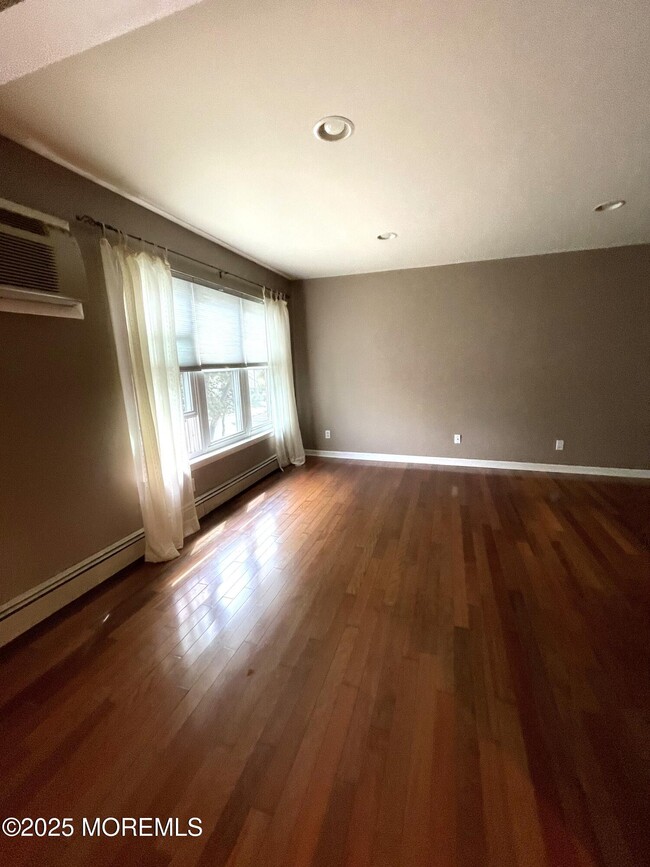 Building Photo - 44 Riverview Ct