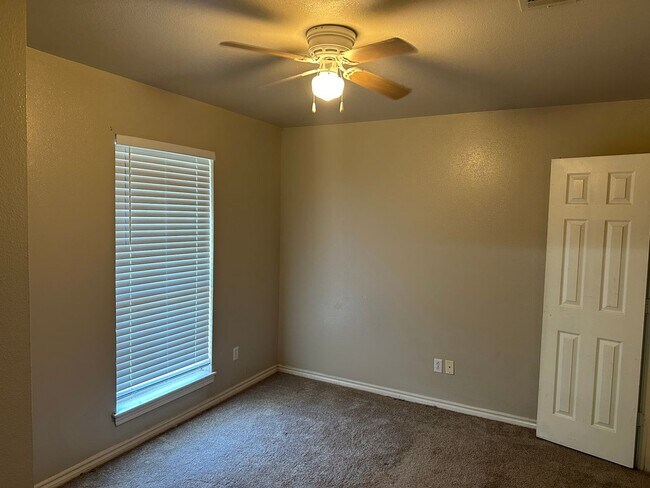 Building Photo - College Station - 3 bedroom/2 bath Duplex ...