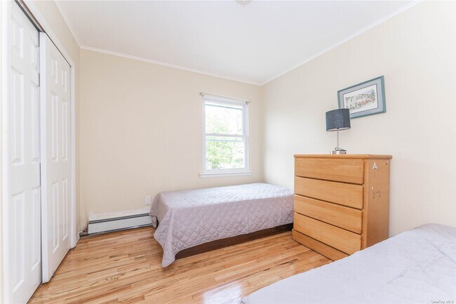 Building Photo - 747 Iris Pl