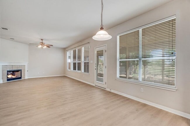 Building Photo - 4029 Lake Edge Way
