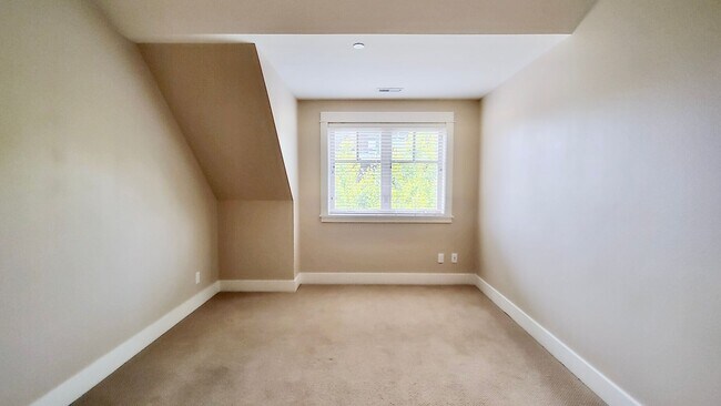 Building Photo - Luxury 3 Bedroom Townhome in Lake Oswego’s...