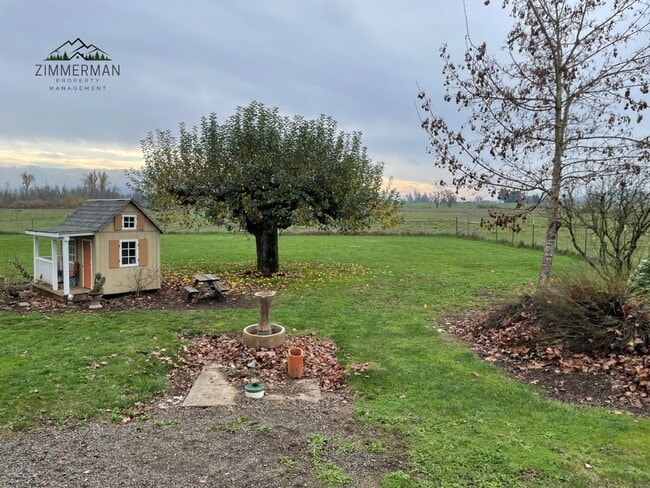 Building Photo - Adorable Updated Farmhouse in Creswell, OR