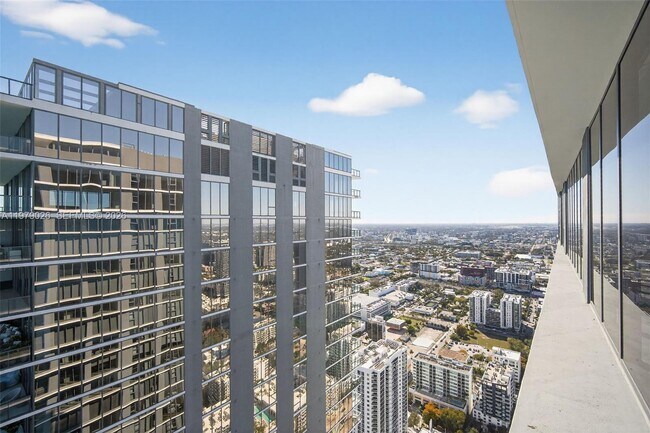 Building Photo - 700 NE 24th St