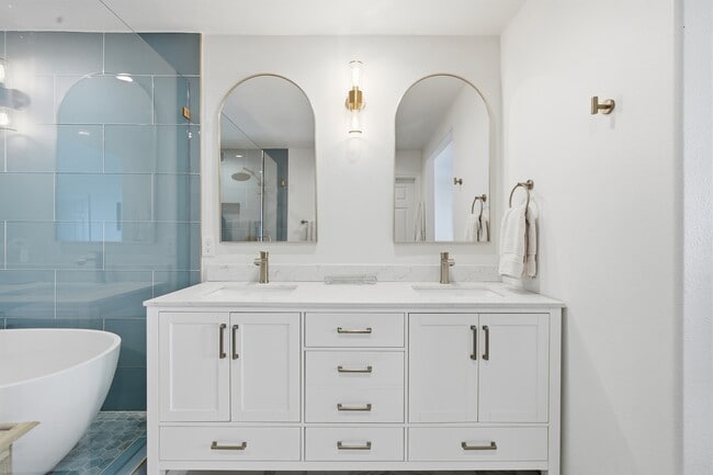 Building Photo - 125 S Juanita Ave