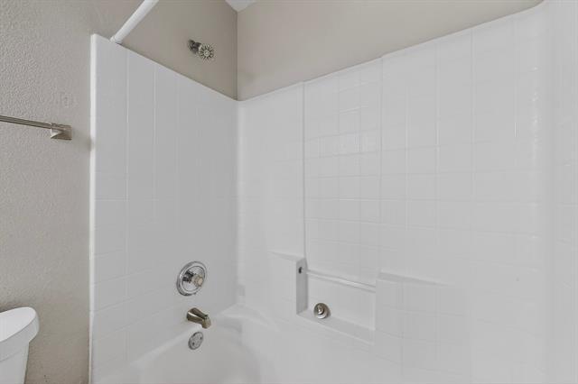 Building Photo - 2216 Chestnut Dr