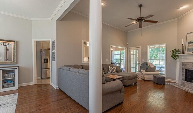 Building Photo - Welcome to Serenity at its finest!!