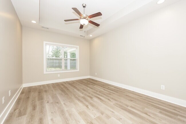 Building Photo - 4112 Stark St