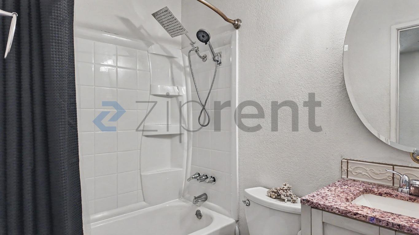 Building Photo - Unit B