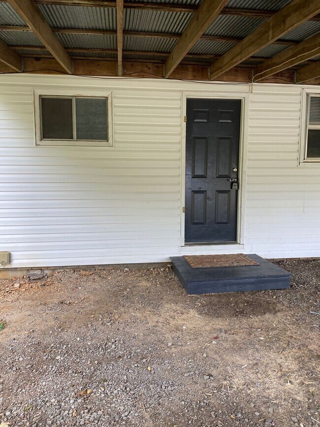 Building Photo - Quiet Country Living on 1 Acre in Murfreesboro! - 3br 2ba