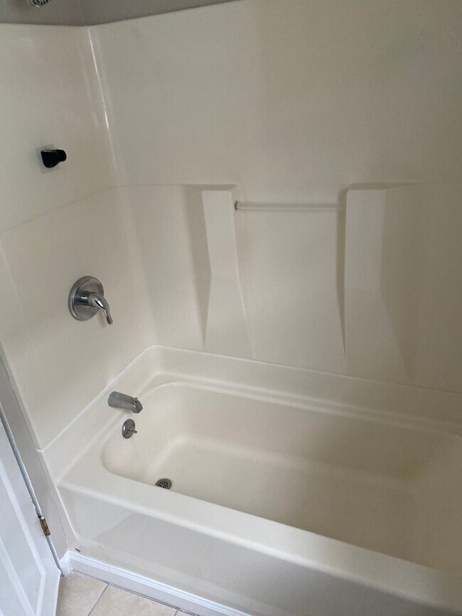 Building Photo - 142 Walnut St