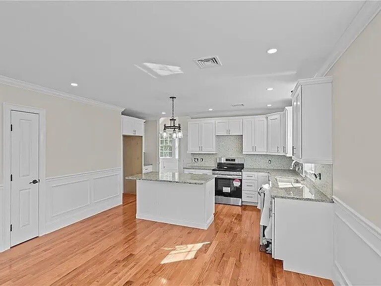 Kitchen - 117 Sharon St