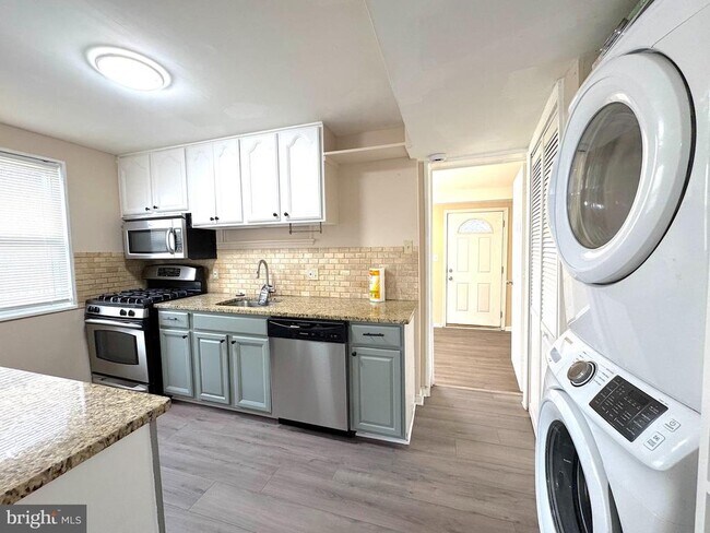 Building Photo - 5612 7th Rd S