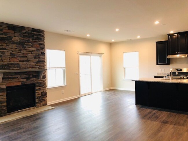 Building Photo - Like New - Single Story Living - 3 Bedroom...