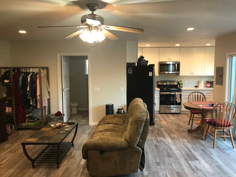 Building Photo - 430 E Bixby Rd