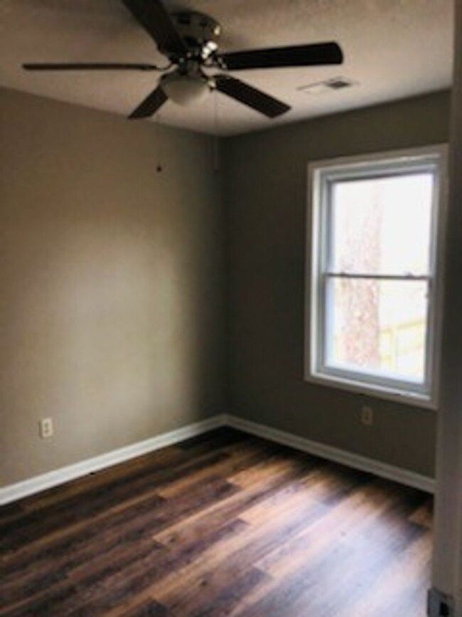 Building Photo - 3 Bedroom 1.5 Bathroom with Garage