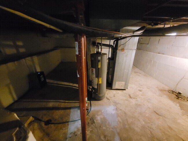 Building Photo - 2 Bedroom, 1 Bathroom home with front porch and fenced yard!