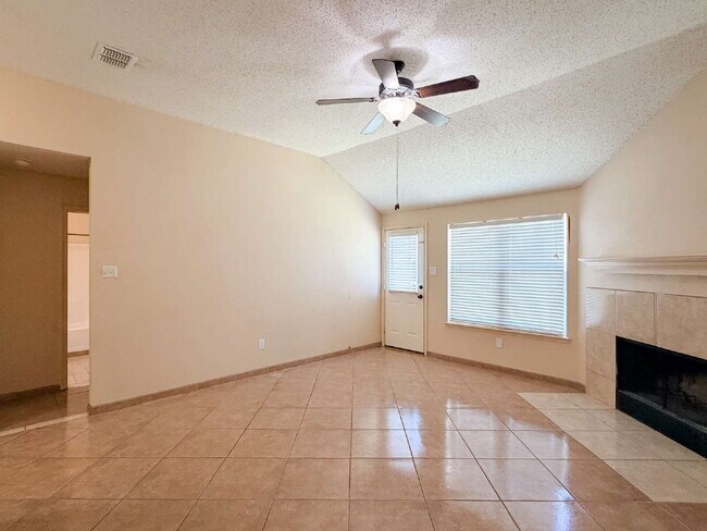 Building Photo - 3 Bed, 2 bath home in Burleson ISD - Great Location!