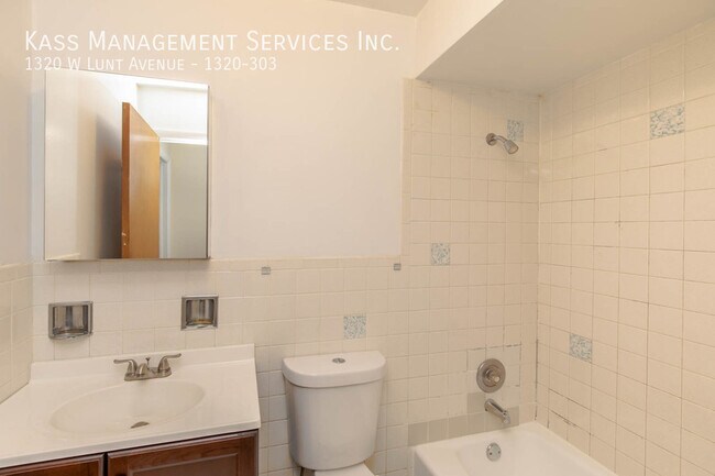 Building Photo - 1320 W Lunt Ave