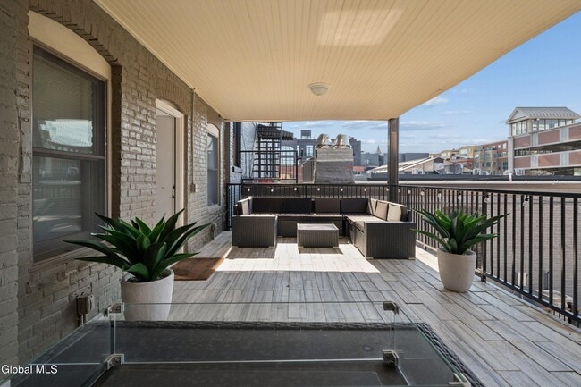 Building Photo - 425 Broadway