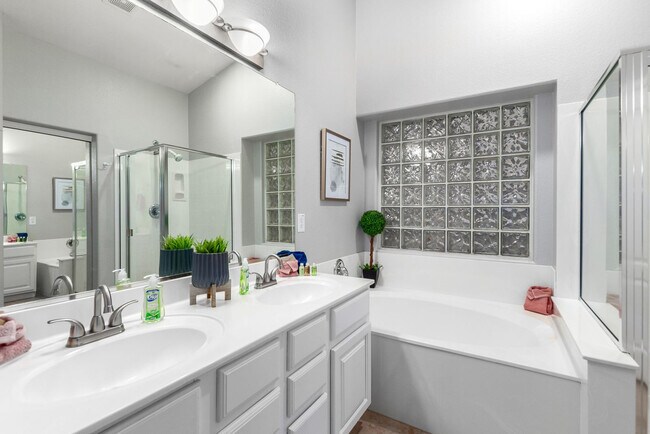 Building Photo - 214 N 165th Dr