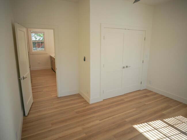 Building Photo - 803 Oakland Ave