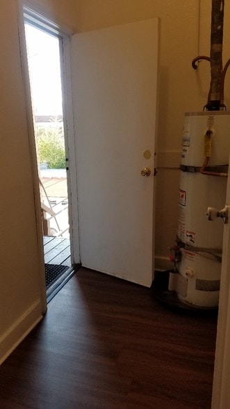 Service Porch - 2023 S Harcourt Ave