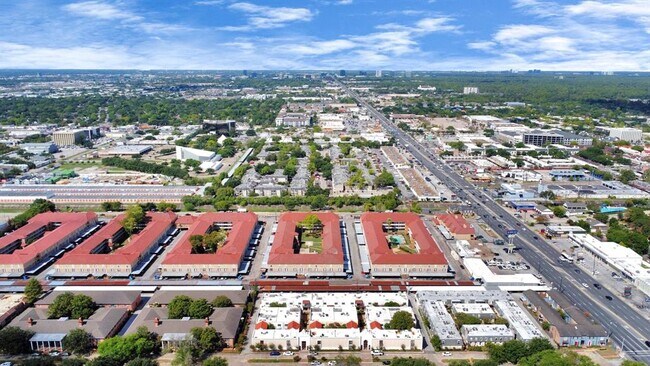 Building Photo - 2744 Briarhurst Dr