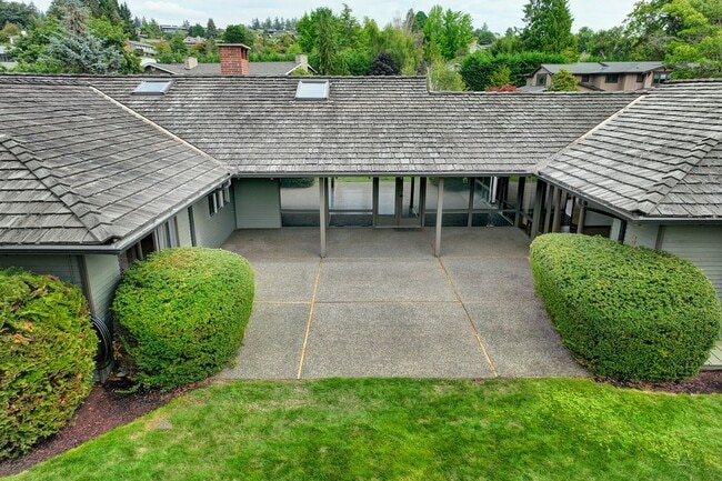 Building Photo - 4bd/2.5ba Clyde Hill Home