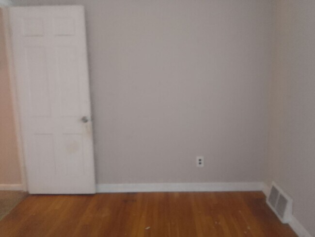 Building Photo - 3 bedroom Bungalow with finished basement..