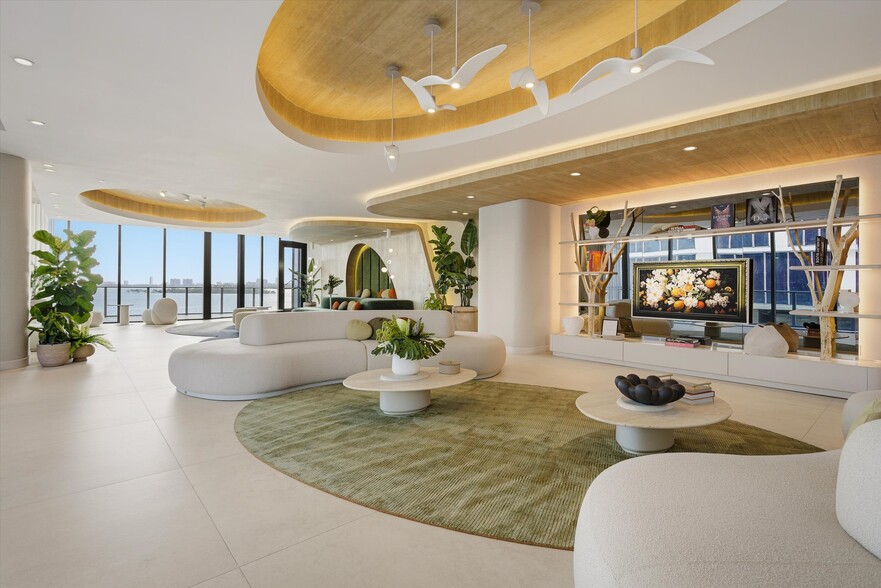 Building Photo - 700 NE 24th St