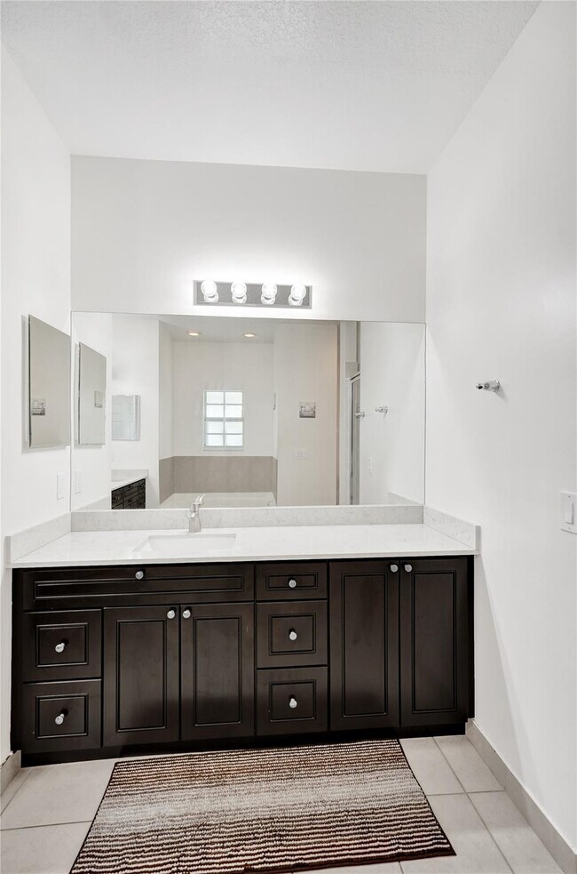 Building Photo - 228 SW 6th Ct