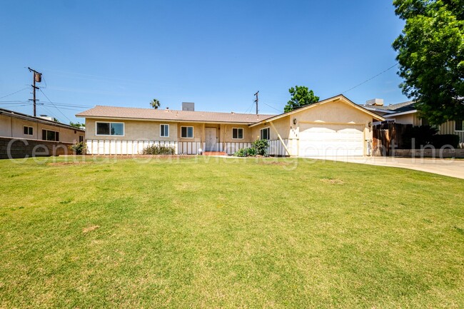 Building Photo - 3 Bedroom, 2 Bath Home Near Bakersfield Co...