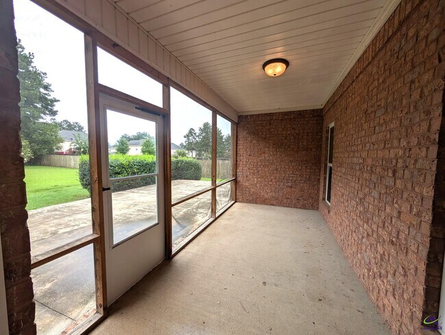 Building Photo - 140 Wessex Dr