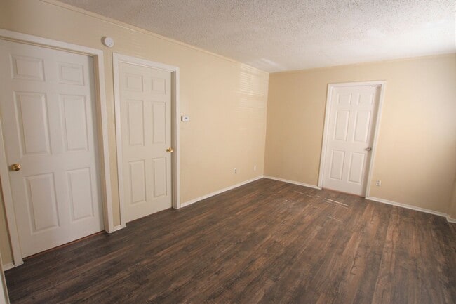 Building Photo - Available Now! 2 Bedroom, 1 Bath (Plus Bon...