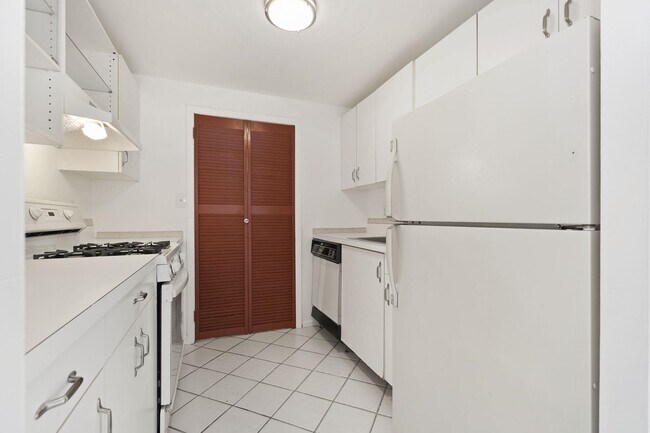 Building Photo - 318 38th St