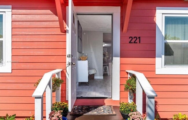 Building Photo - 221 C St