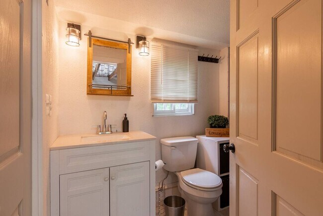 Building Photo - Cottage-style single-family home