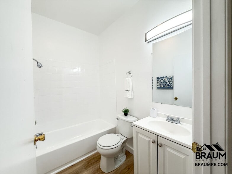 Building Photo - 11459 Collins St