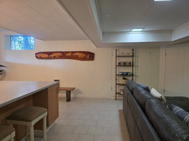 Building Photo - Waterfront Home in Illahee!