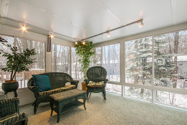 Building Photo - 5671 Christie Ave - Gorgeous 4 Bed