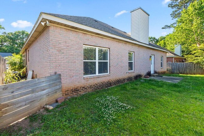 Building Photo - 3/2, fenced in backyard, heart of Auburn!