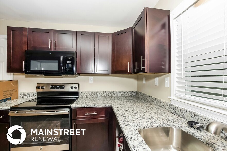 Building Photo - 3630 Sargeant Dr