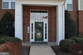 Building Photo - 8202 Blue Heron Dr