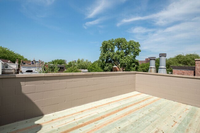 Building Photo - Large 3 BR/3 BA Duplex in the heart of Lincoln Park