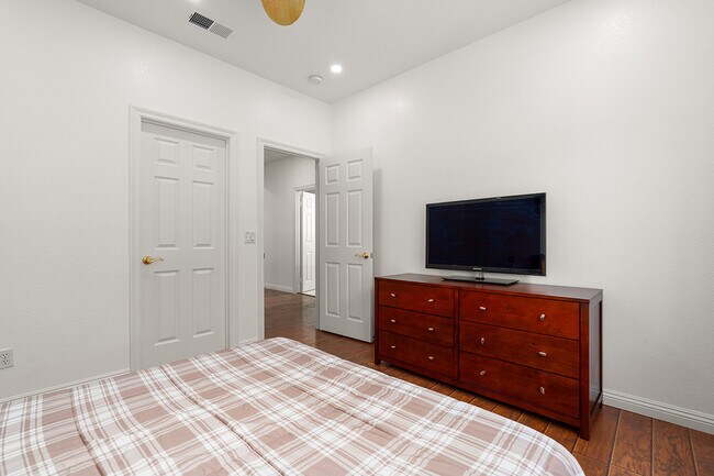Building Photo - 7116 Torrey Mesa Ct