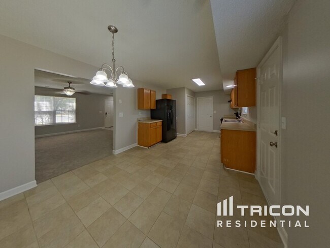 Building Photo - 2045 Sunset Village Dr