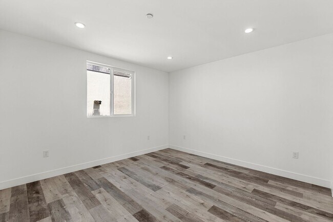 Building Photo - 10853 Hartsook St