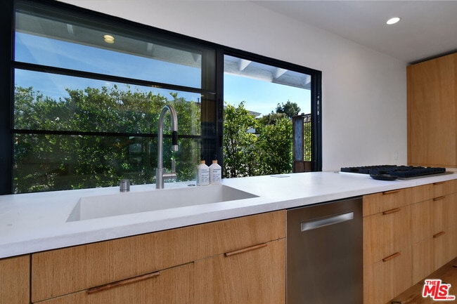 Building Photo - 2145 Linda Flora Dr