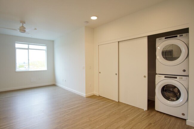 Building Photo - Modern 3rd Floor Studio with Condo-Grade Finishes!