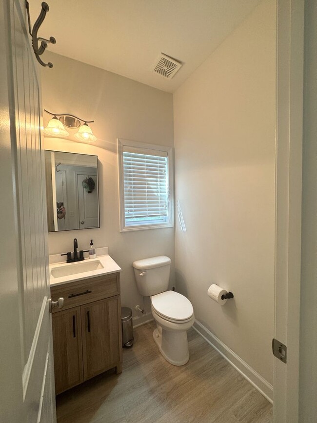 Building Photo - Beautiful home! Minutes to Surf City!